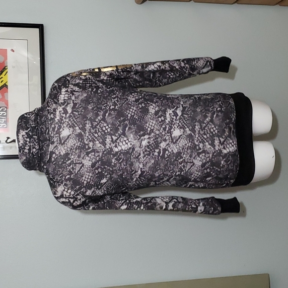 LOVE Blk/White Reptilian Print Cwl Neck Sweatshirt-Long Sleeves w/Gold LOVE-EUC - Picture 4 of 16